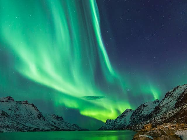 Islandia montanhas aurora boreal